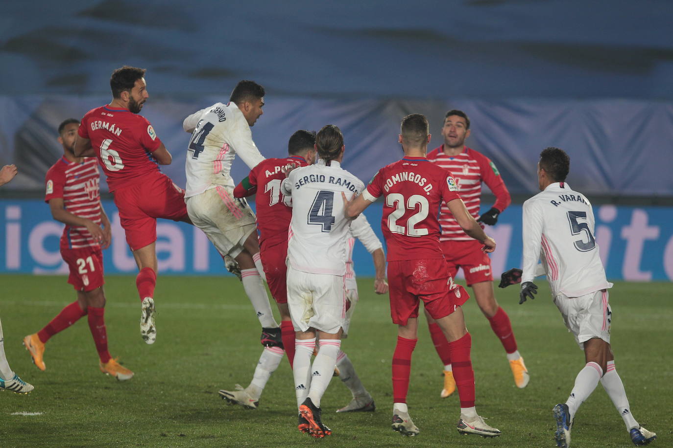Germán remata de cabeza en la última ocasión para el empate.
