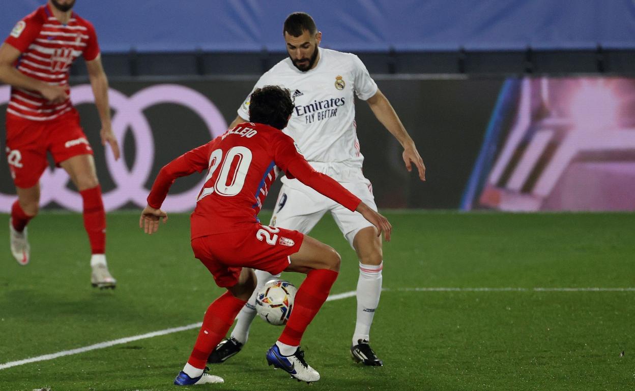 Jesús Vallejo cubre a Benzema. 