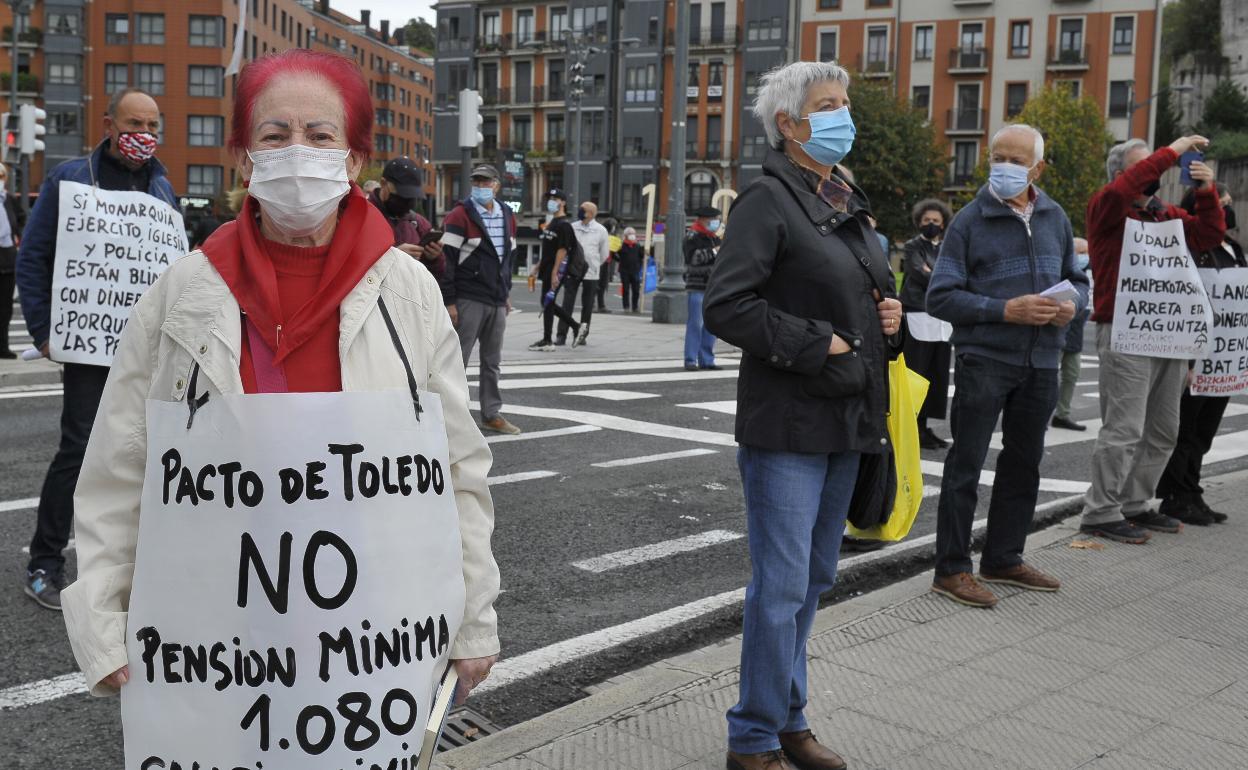 Un grupo de jubilados se manifiesta para pedir pensiones dignas..