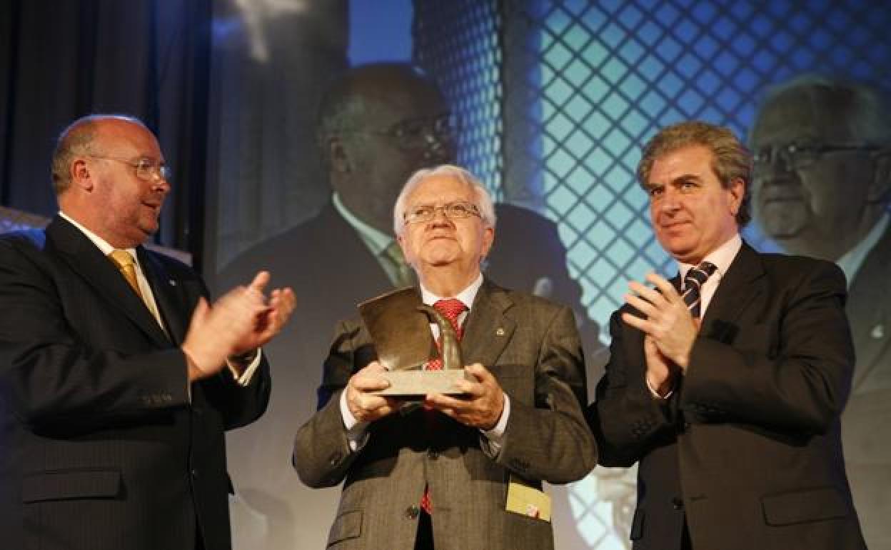 Gregorio Salvador recibió el premio IDEAL 2007 de manos del entonces ministro de Cultura, César Antonio Molina.