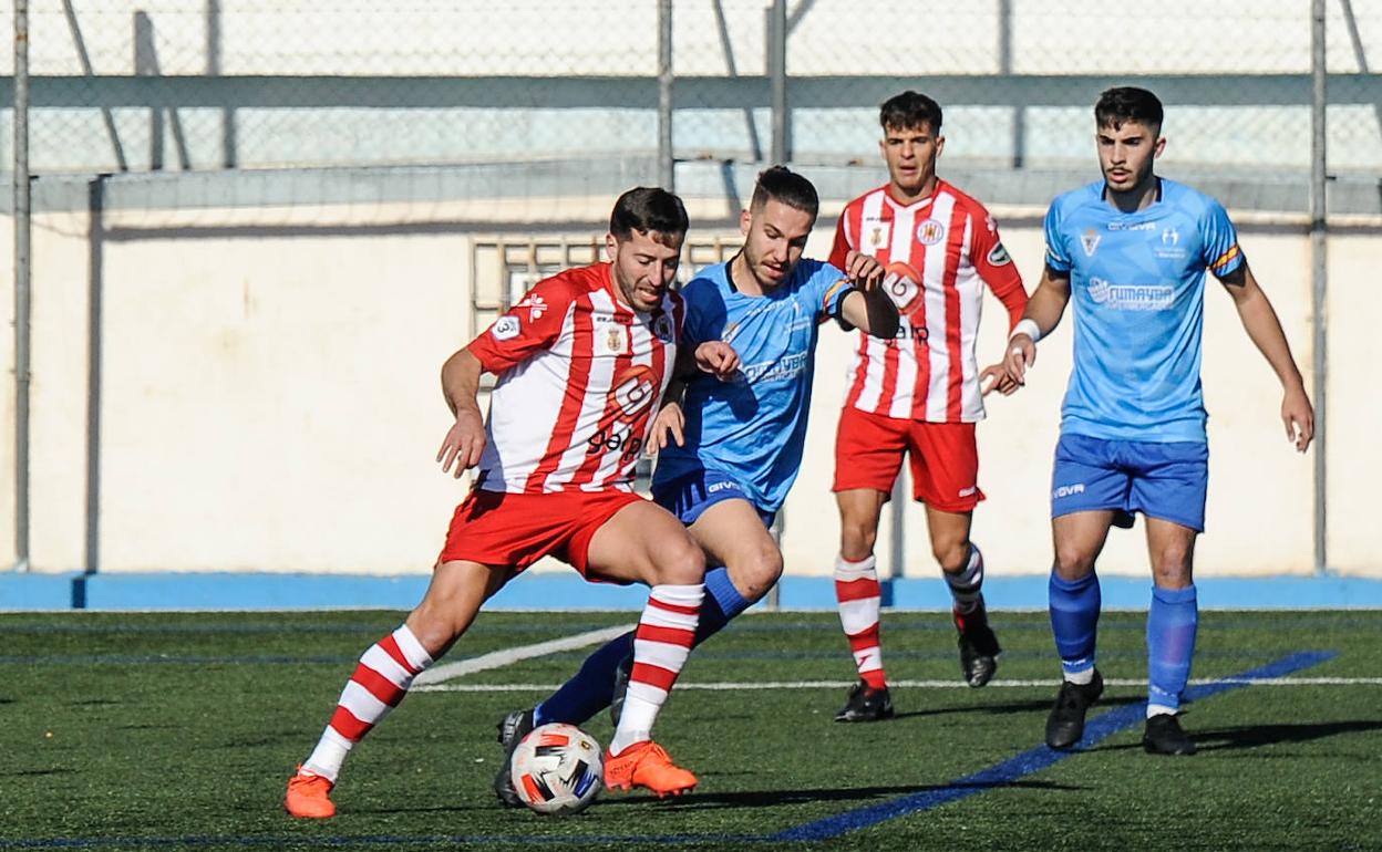 Castillo presiona al tosiriano Chico. 