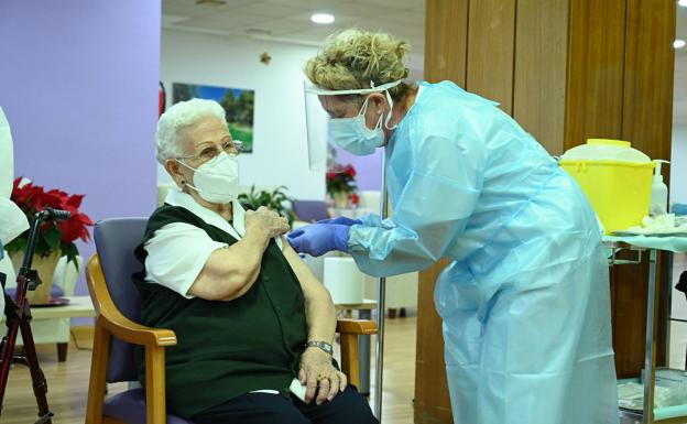 Pandemia del coronavirus | Araceli, de 96 años y oriunda de Guadix, primera persona vacunada contra el Covid-19 en España