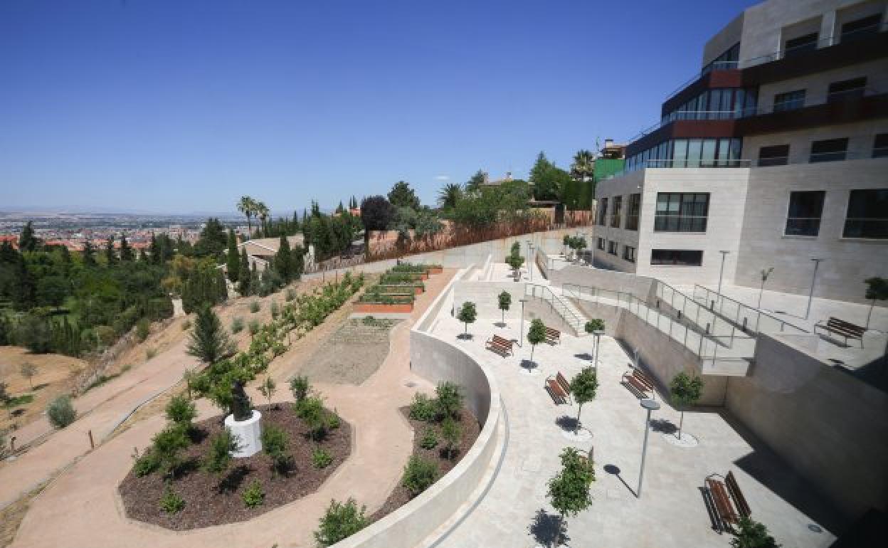 Vacuna contra la Covid en las residencias de Granada | «Les arrebataron los abrazos y ahora serán los primeros en recuperarlos»