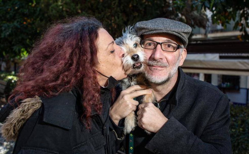 Amailia y Alejandro besan a su perra 'Mis Tetas', durante un paseo navideño por el Campo del Príncipe de Granada.