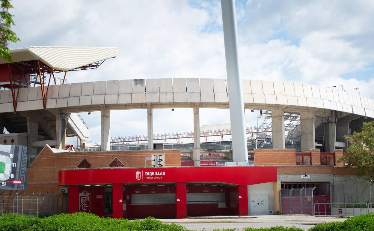 Exterior del estadio de Los Cármenes de la capital. 