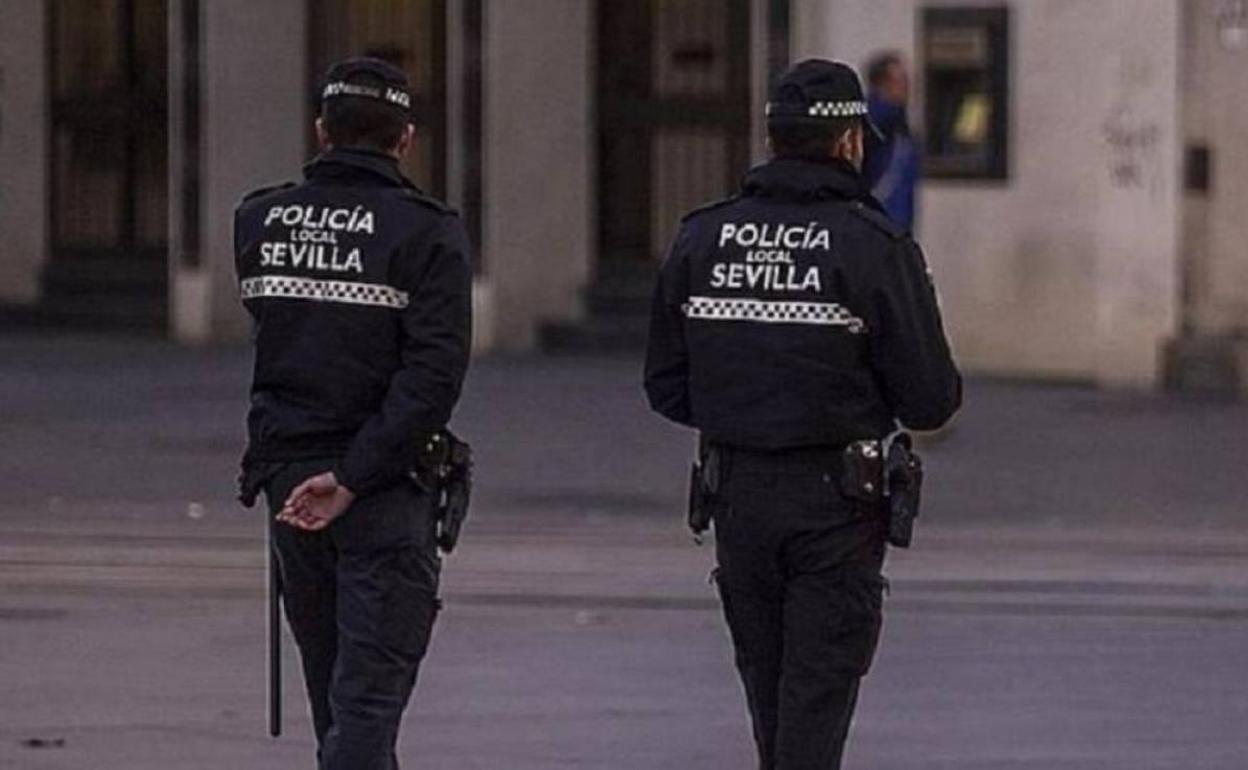 Pandemia en Andalucía | Disuelven una fiesta con una treintena de personas en una vivienda de Sevilla