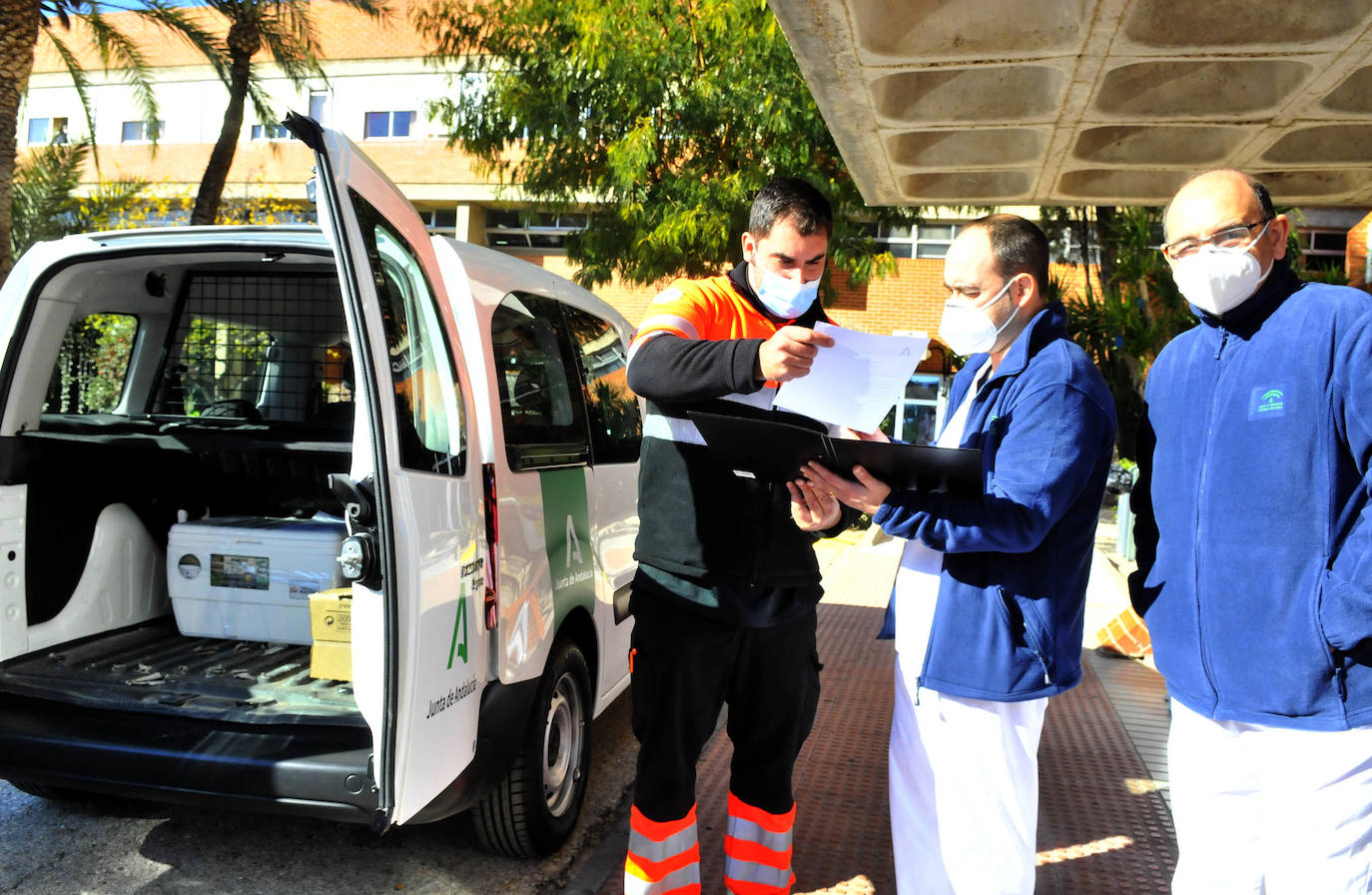 Llegada de las primeras dosis de la vacuna el domingo a la residencia de Linares. 