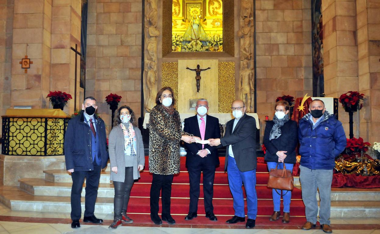 Momento de la entrega del donativo, en el Santuario de Linarejos. 