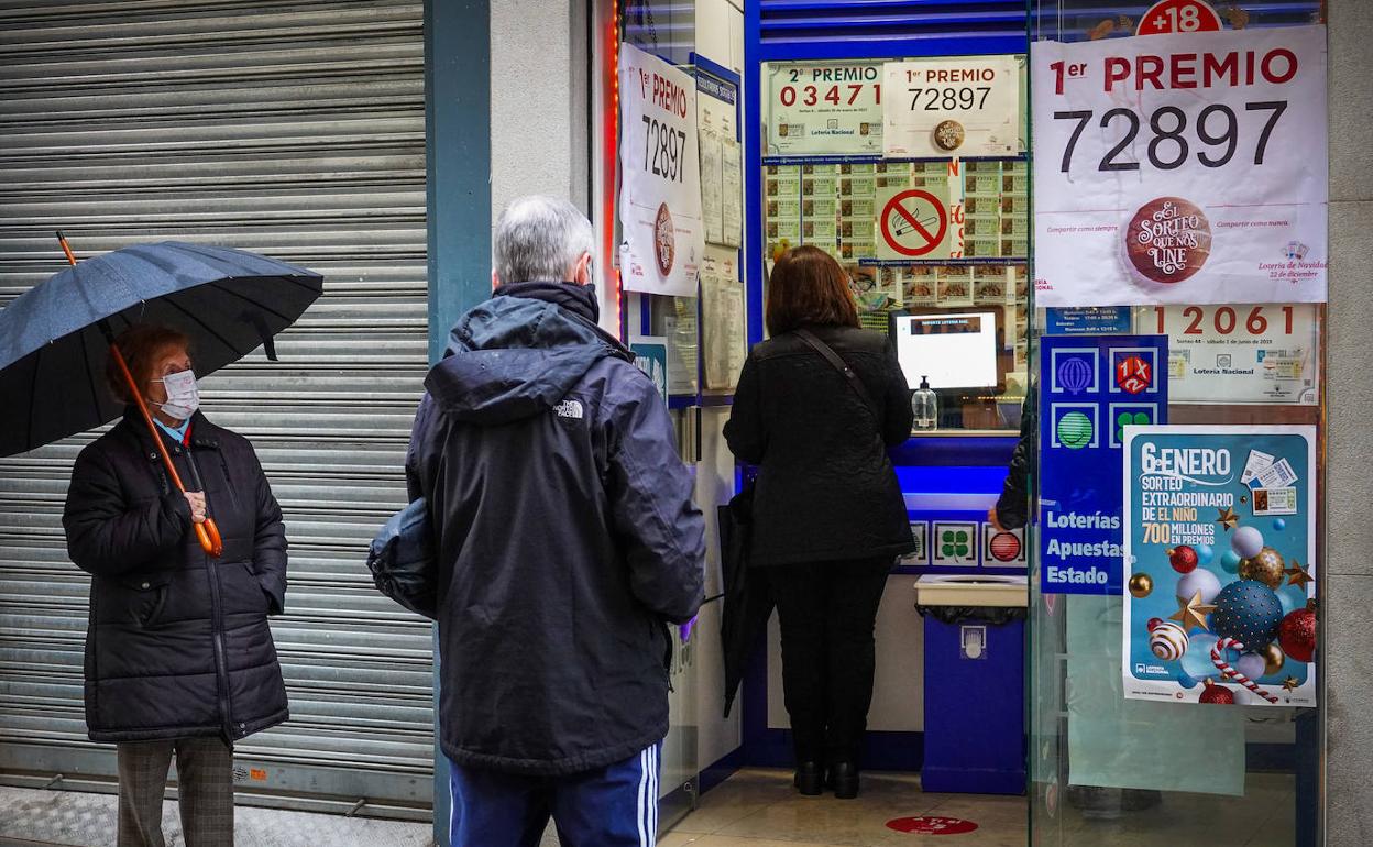 Un grupo de clientes esperan para entrar en la administración número 4, donde se vendió el Gordo de Navidad, en la tarde de ayer.