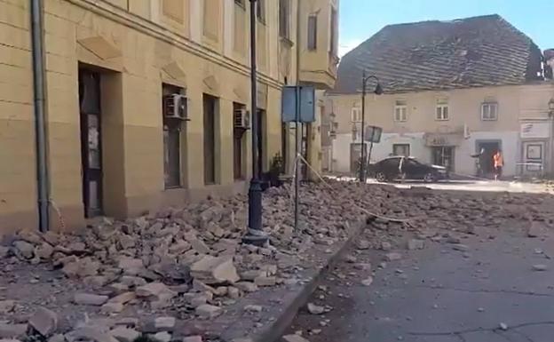 Una calle de Petrinja lleva de cascotes.