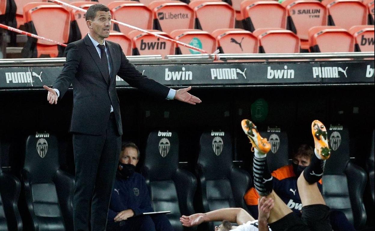 Javi Gracia, resignado durante un partido tras una falta a un jugador de su equipo. 