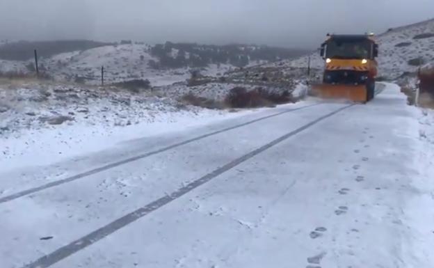 Una máquina quitanieves abre paso en la A-317, al norte de la provincia de Jaén, en la nevada del pasado 5 de diceimbre. 