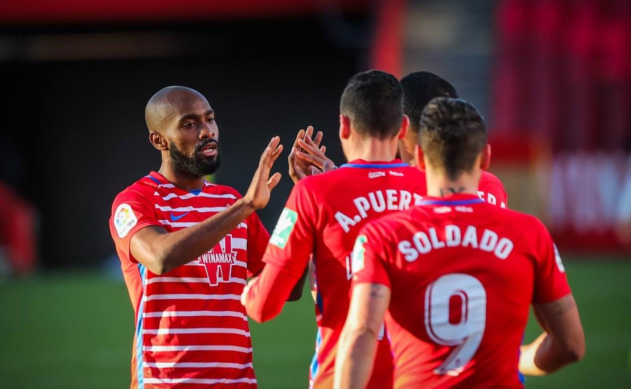 Foulquier celebra con Puertas y Kenedy el 1-0 que sería anulado más tarde. 