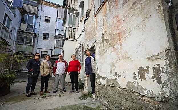 Vecinos de un bloque de la calle Hernando de Talavera, en el patio de luces abandonado.