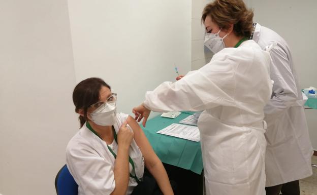 Vacuna Covid en Granada | Arranca la vacunación para los sanitarios del Hospital Virgen de las Nieves