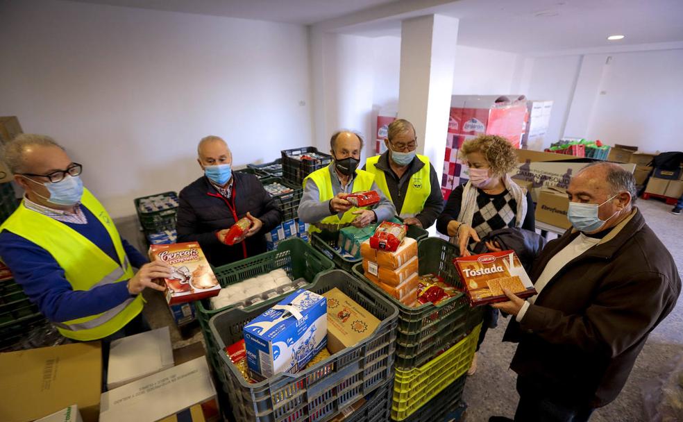 Entrega de comida en la sede del Banco de Alimentos de Motril.