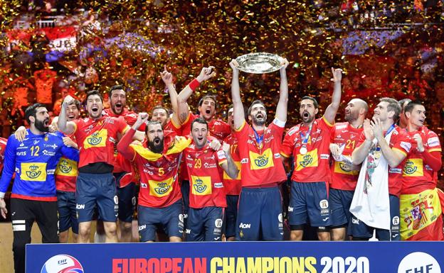 Los jugadores de la selección española de balonmano celebran el título del Campeonato de Europa 2020. 