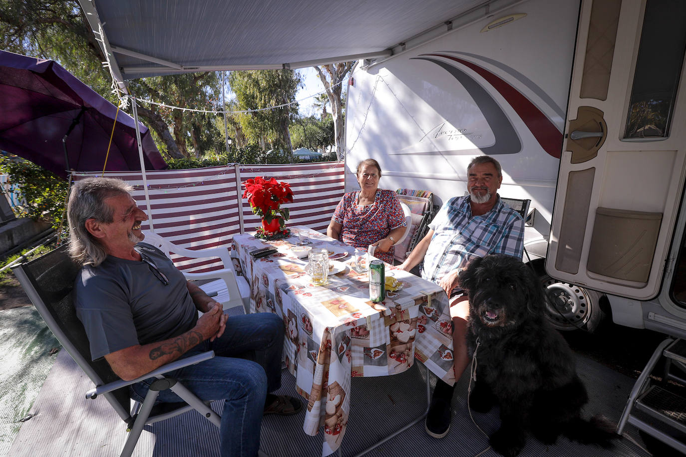 Michelle y Thierry, matrimonio francés, en su parcela del camping Don Cactus de Carchuna. 