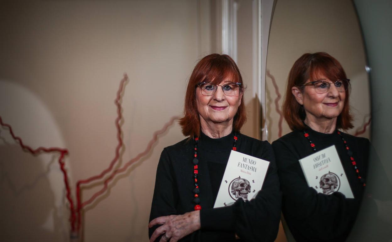 La poeta Mónica Doña, con su nuevo libro 'Mundo fantasma', en su casa de Granada.