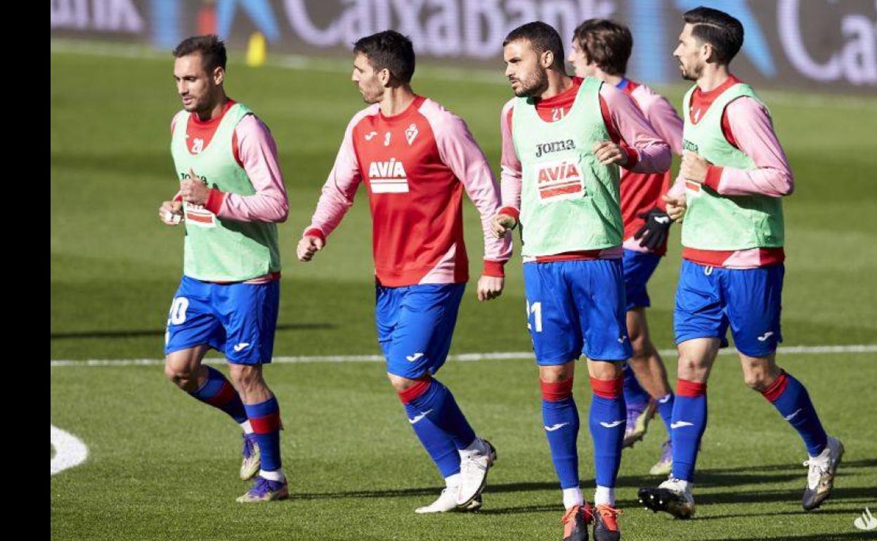 Jugadores del Eibar durante un calentamiento. 