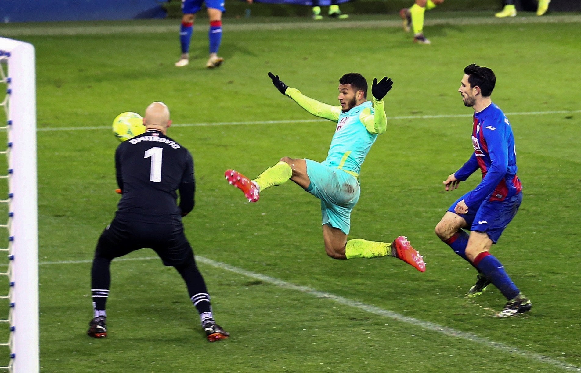 El Granada se bate con el Eibar y el frío en tierras guipuzcoanas.