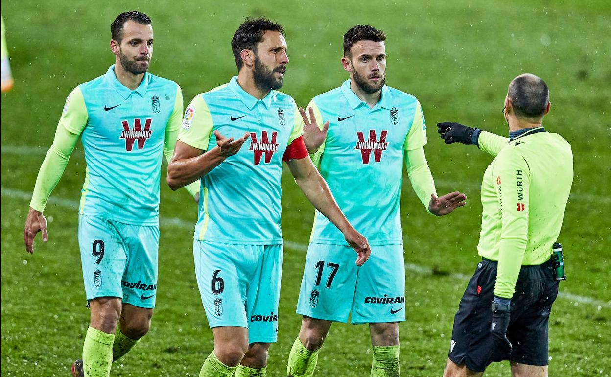 Mateu Lahoz señala el punto de penalti ante las quejas de Germán, Quini y Soldado. 