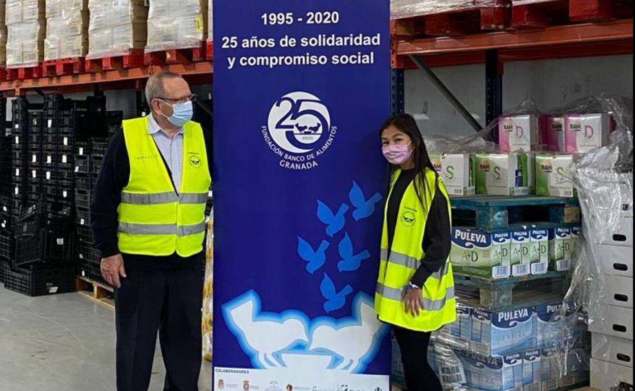 La Canela e Indalecio García, presidente del Banco de Alimentos, en una nave de la ONG.