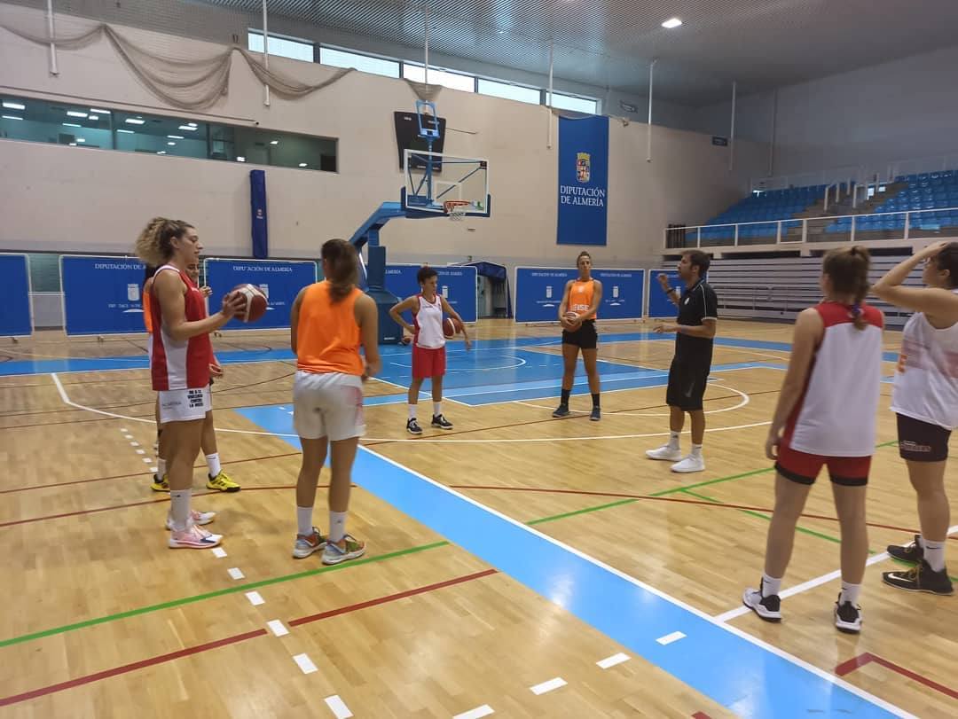 Álex Gómez, dirigiéndose a sus jugadoras durante uno de los entrenamientos. 
