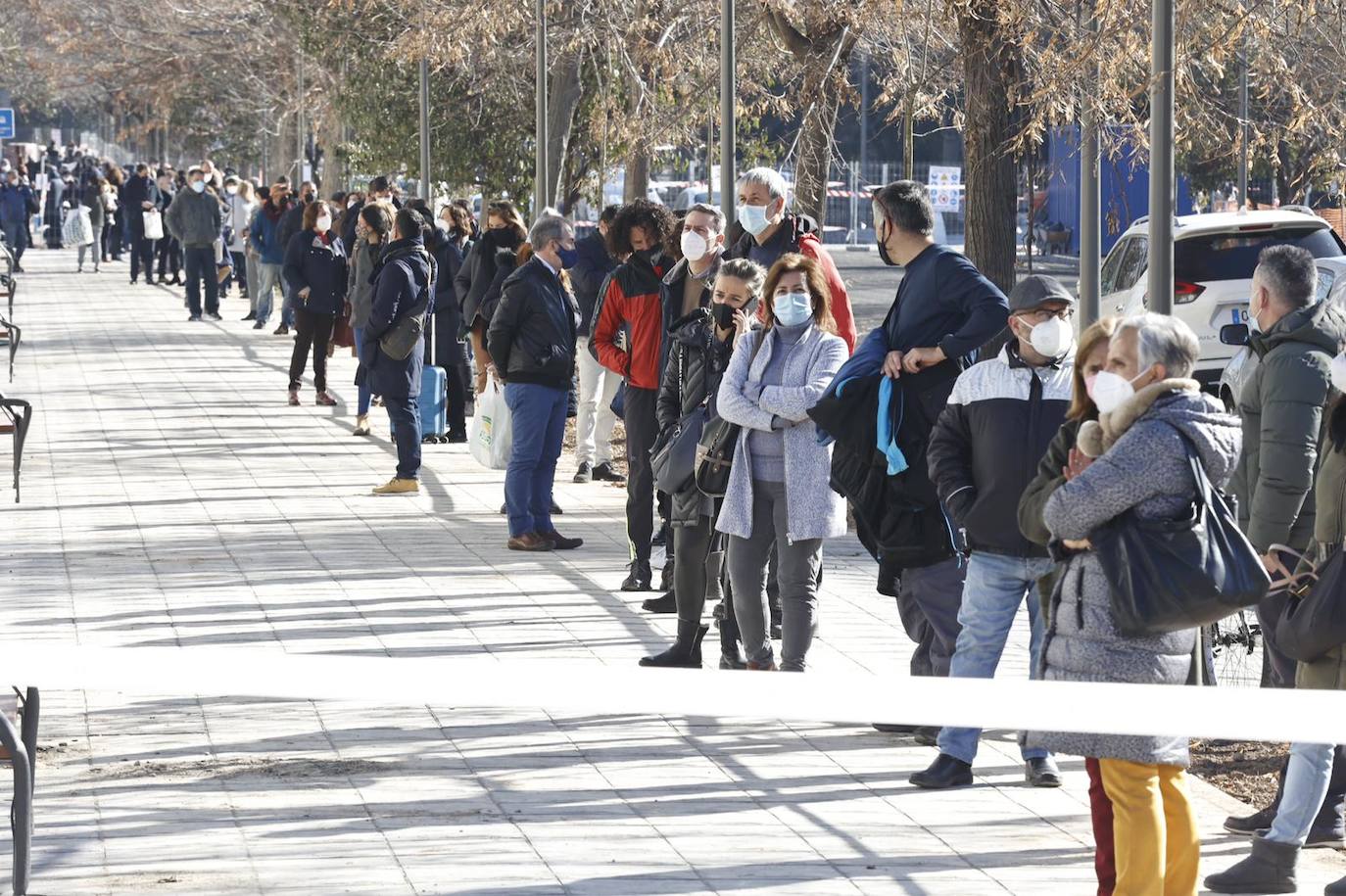 Covid en Granada | Largas colas por el inicio del cribado a los profesores antes de la vuelta a las aulas