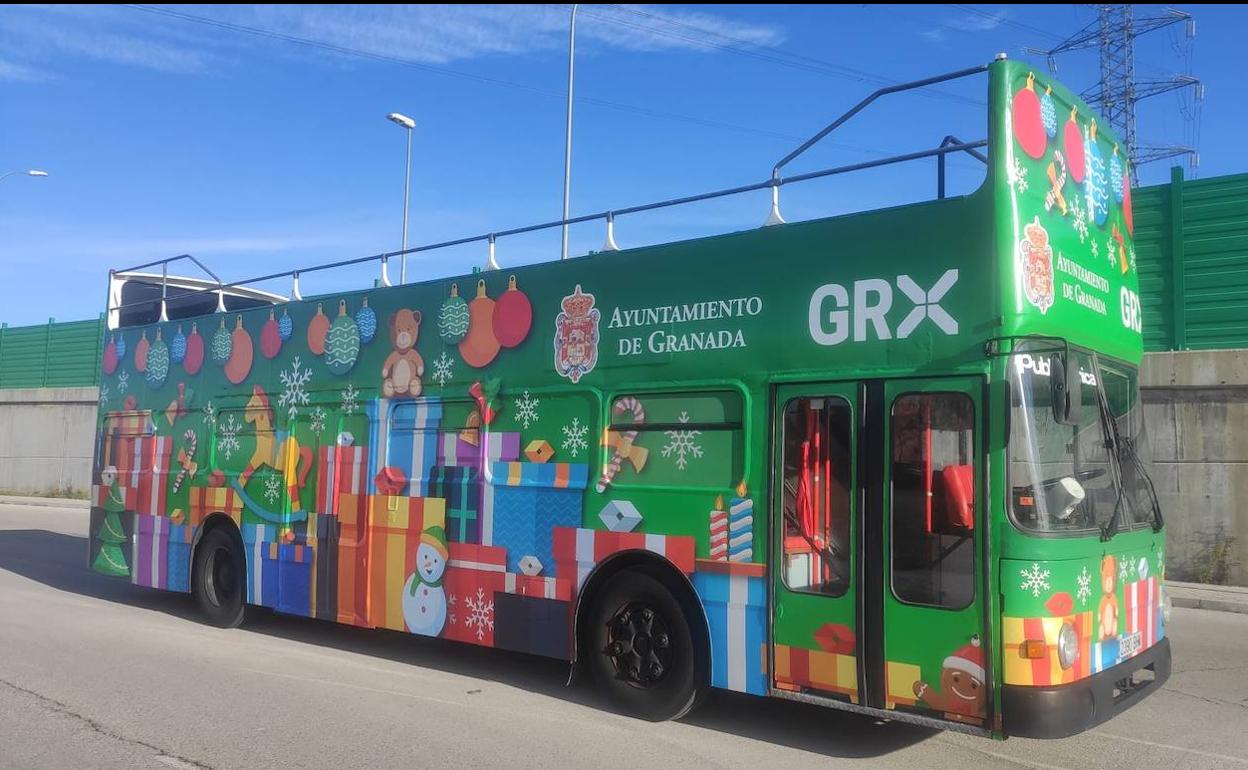 Autobús descapotable en el que pasearán mañana los Reyes Magos por los distritos de Granada. 