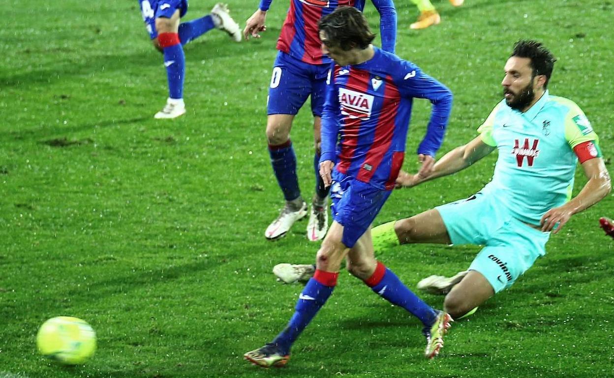 Bryan Gil define para hacer el primer gol del partido ante el rechazo de Rui Silva, con Germán desesperado. 