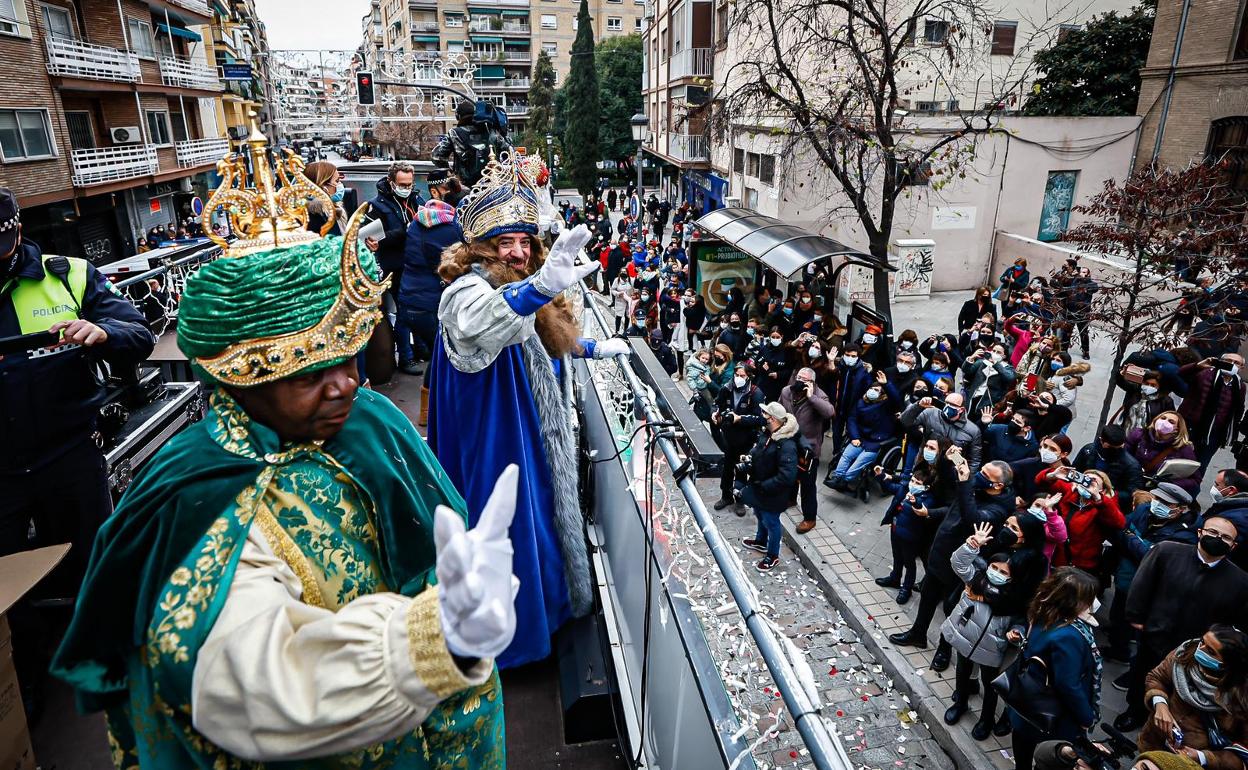 Los granadinos disfrutan de la cabalgata de Reyes sin bolsas ni paraguas |  Ideal