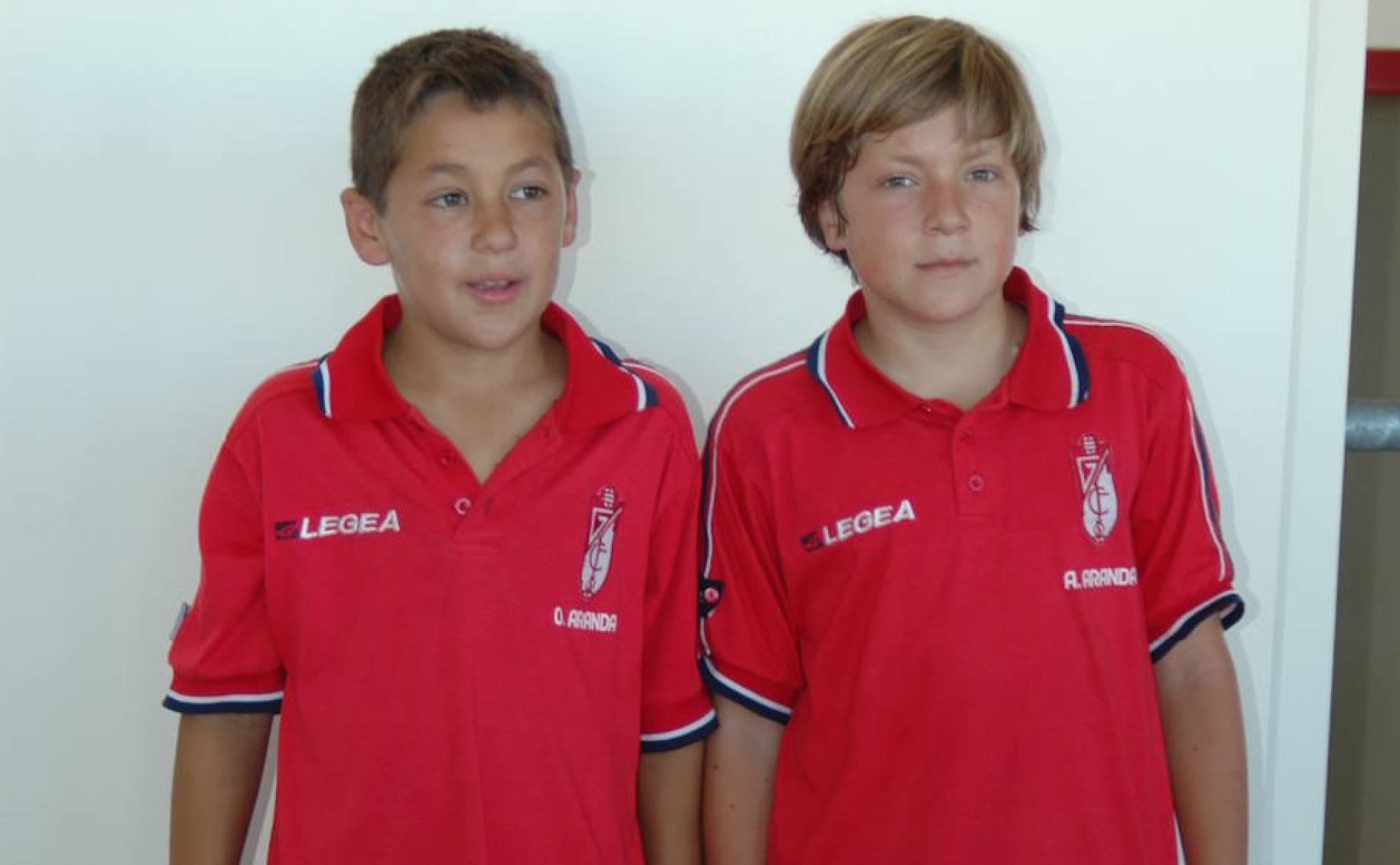 Los hermanos Óscar y Antonio Aranda, durante una etapa en la cantera del Granada. 