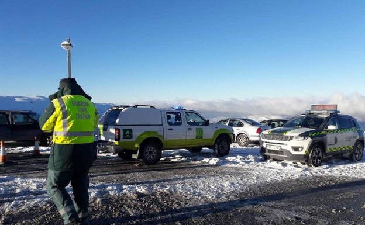 Agentes de la Guardia Civil controlan la A-92 a su paso por el Puerto de la Mora, durante la nevada caída el pasado fin de semana.