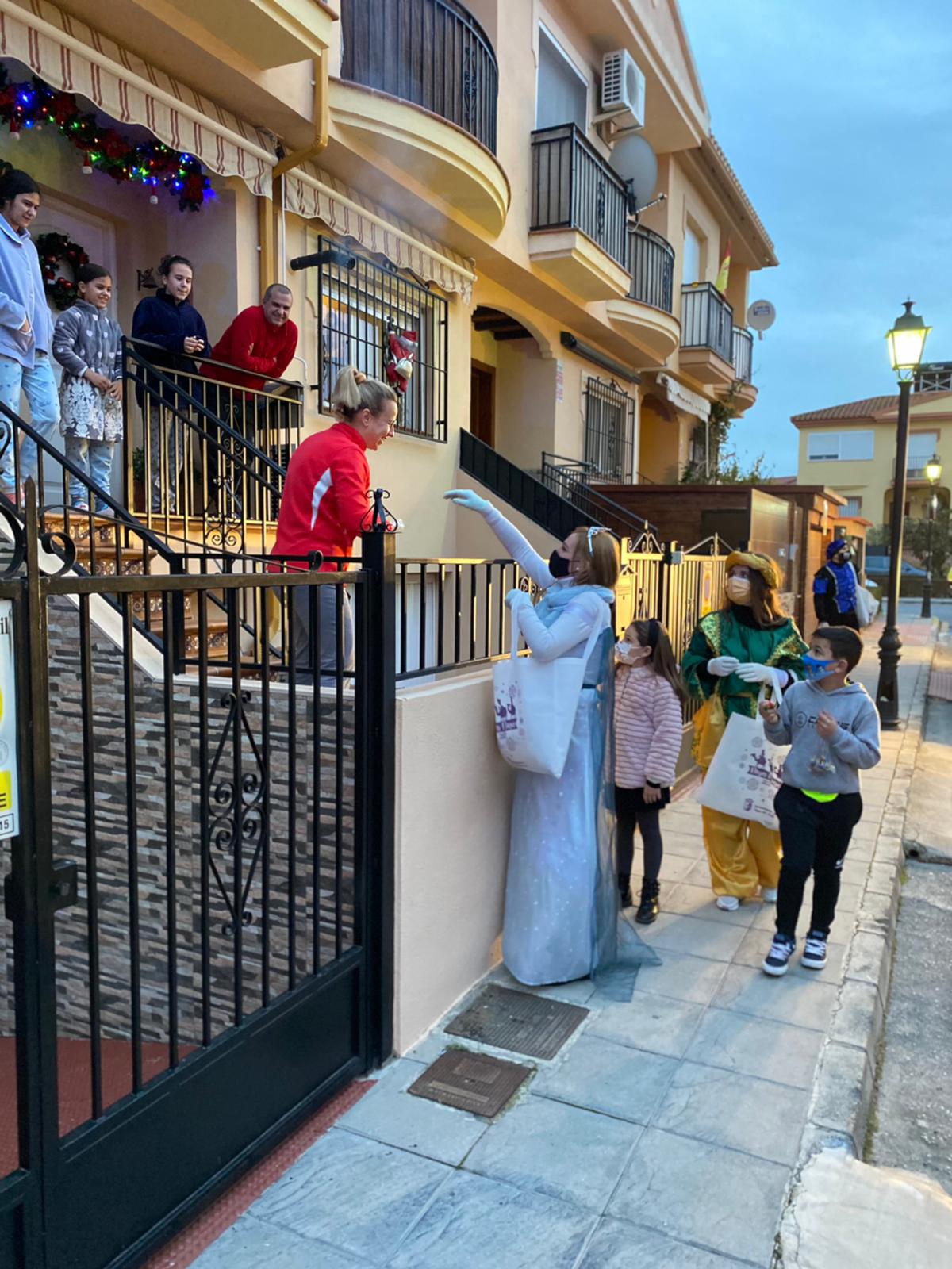 Los caramelos y regalos se han repartido puerta a puerta en Vegas del Genil.