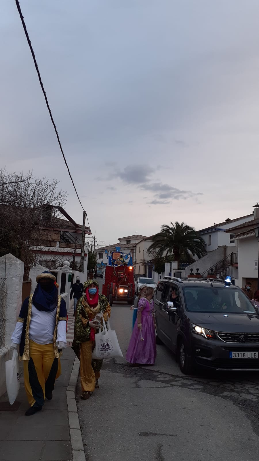 Pajes caminan por Vegas del Genil.