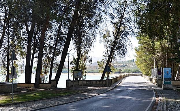 Imagen principal - En la foto central, escena de 'El hombre de Marrakech' y abajo, el pantano desde el mismo ángulo en la actualidad. Arriba, la zona que se convirtió en 'aduana francesa'. 