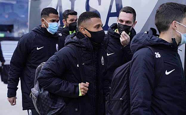 Machís conversa con Joao Costa antes de subir al bus. 