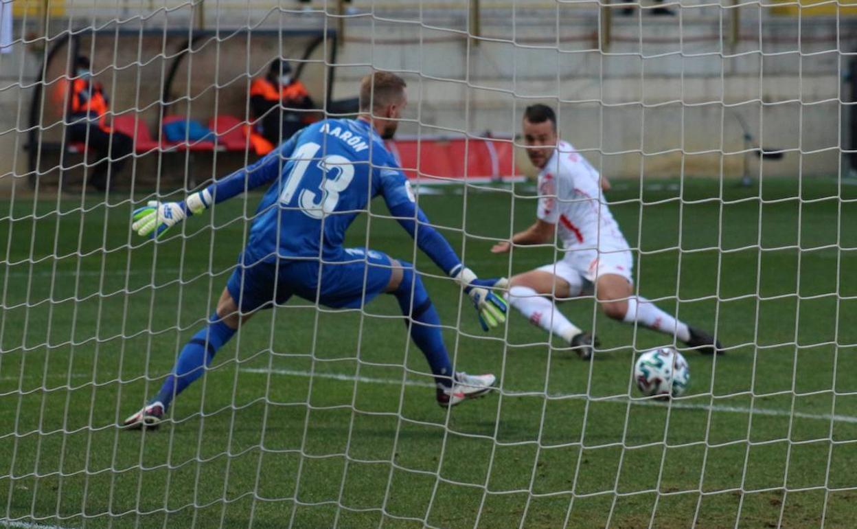 Rovirola bate a Aarón Escandell a los tres minutos de partido. 