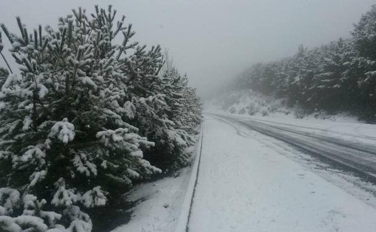 Imagen de la carretera que conduce al Puerto de la Ragua, en Granada, en una nevada anterior. 