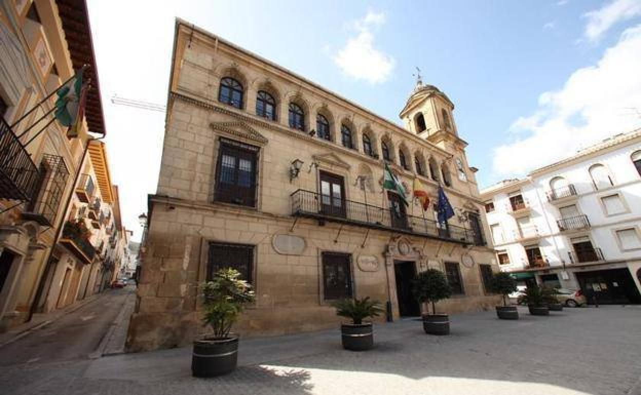 Ayuntamiento de Alcalá la Real, el único municipio de los más grandes de la provincia que crece junto a Martos. 