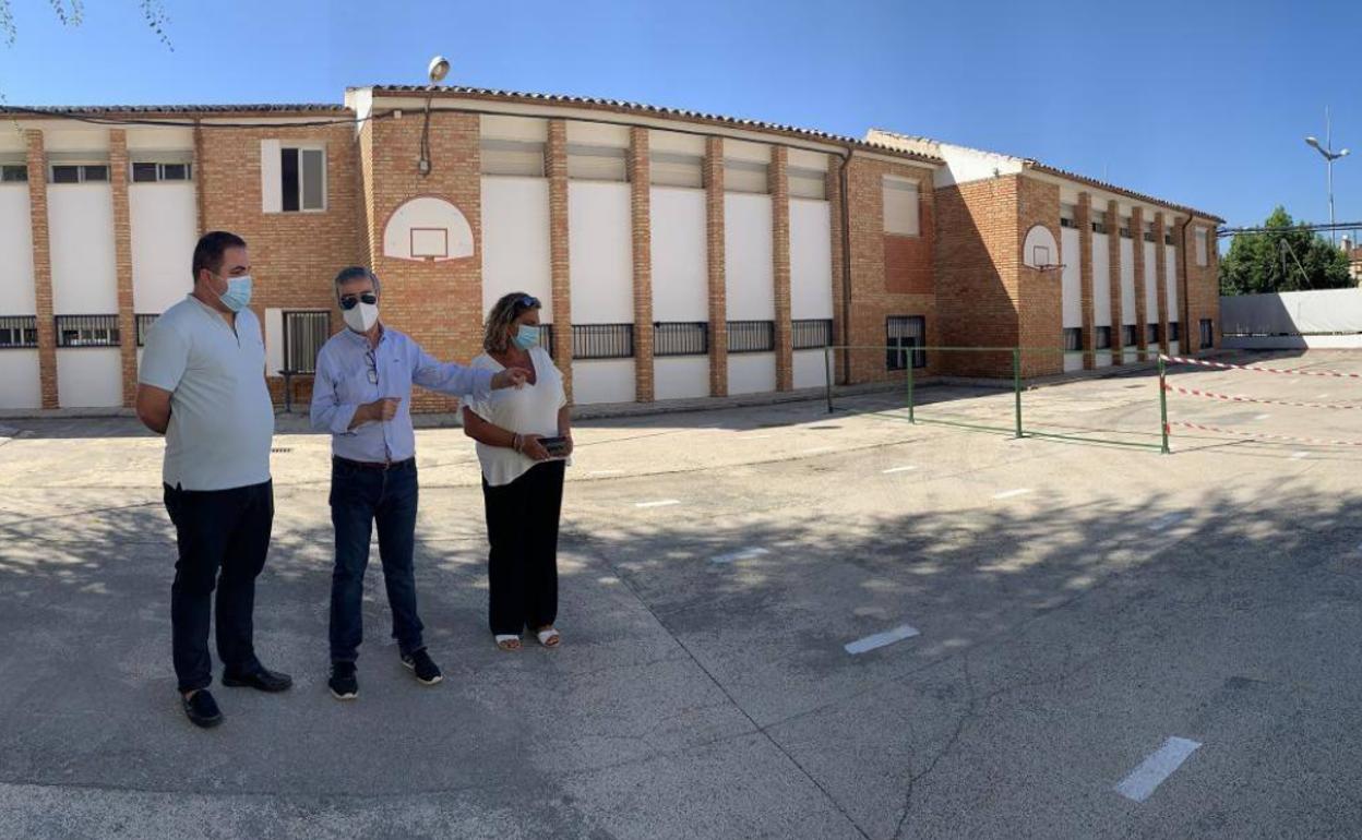 Visita del alcalde, primero por la izquierda, al centro Virgen de la Villa. 