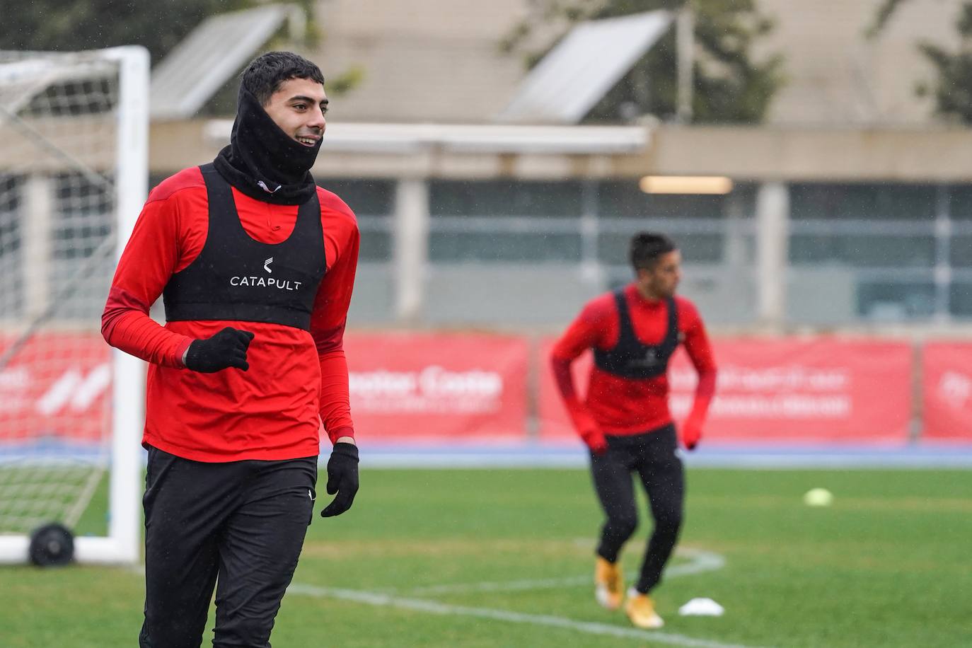 Samú Costa pone buena cara ante el mal tiempo que hizo ayer a la hora del entrenamiento.