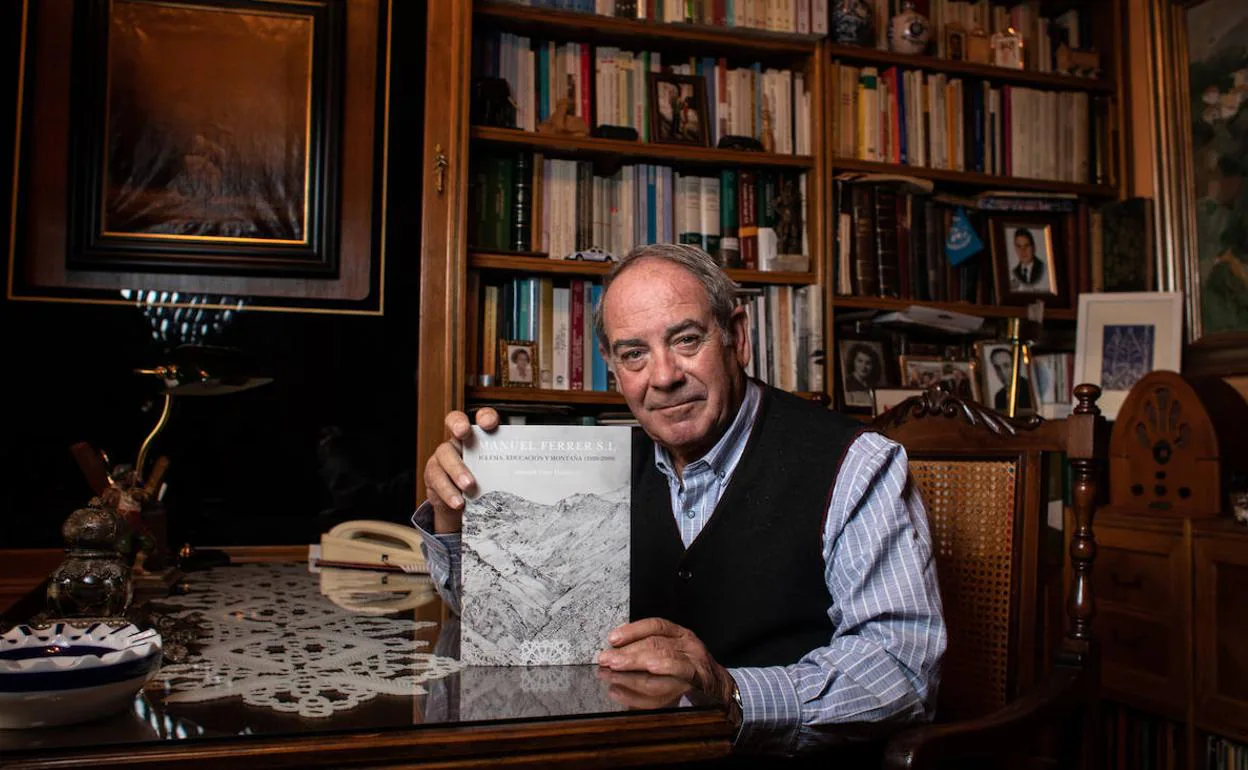 El catedrático de Historia y escritor, Manuel Titos, con su libro.