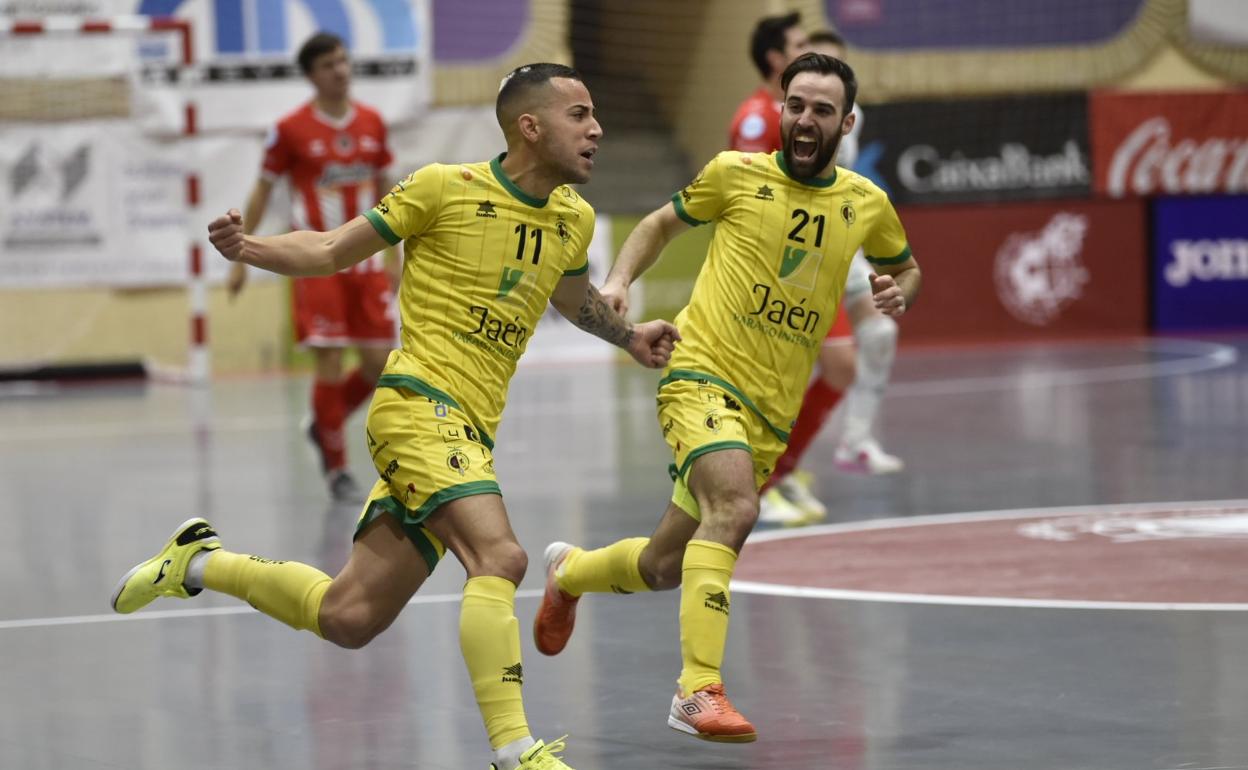 Felipe Mancha celebra con Míchel un tanto en el pabellón de La Salobreja