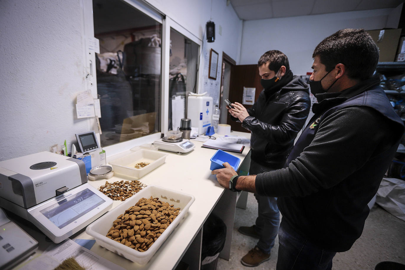 Imagen secundaria 1 - Almendras López, de Albuñol. 