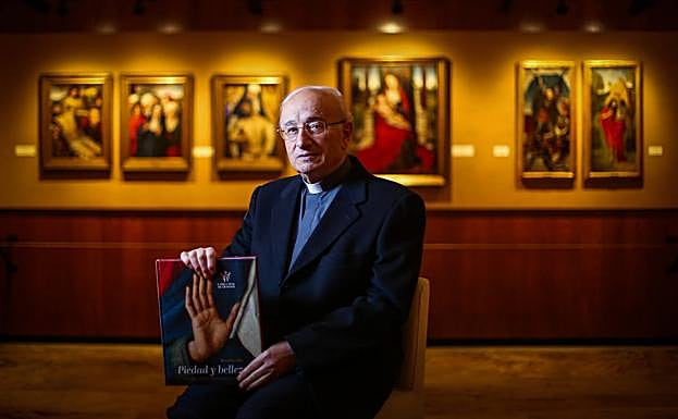 El capellán mayor de la Capilla Real, Manuel Reyes, con su obra.