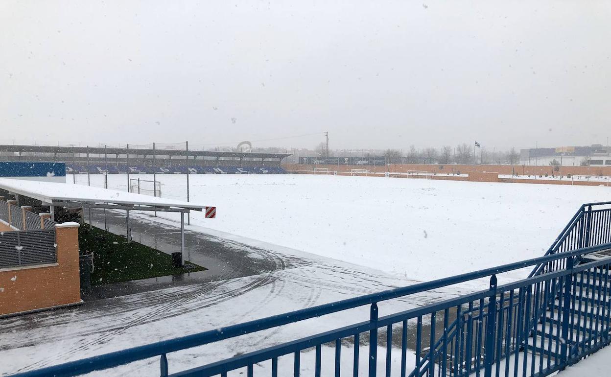 Estado del terreno de juego de Butarque esta mañana, que ha impedido al Leganés entrenar. 