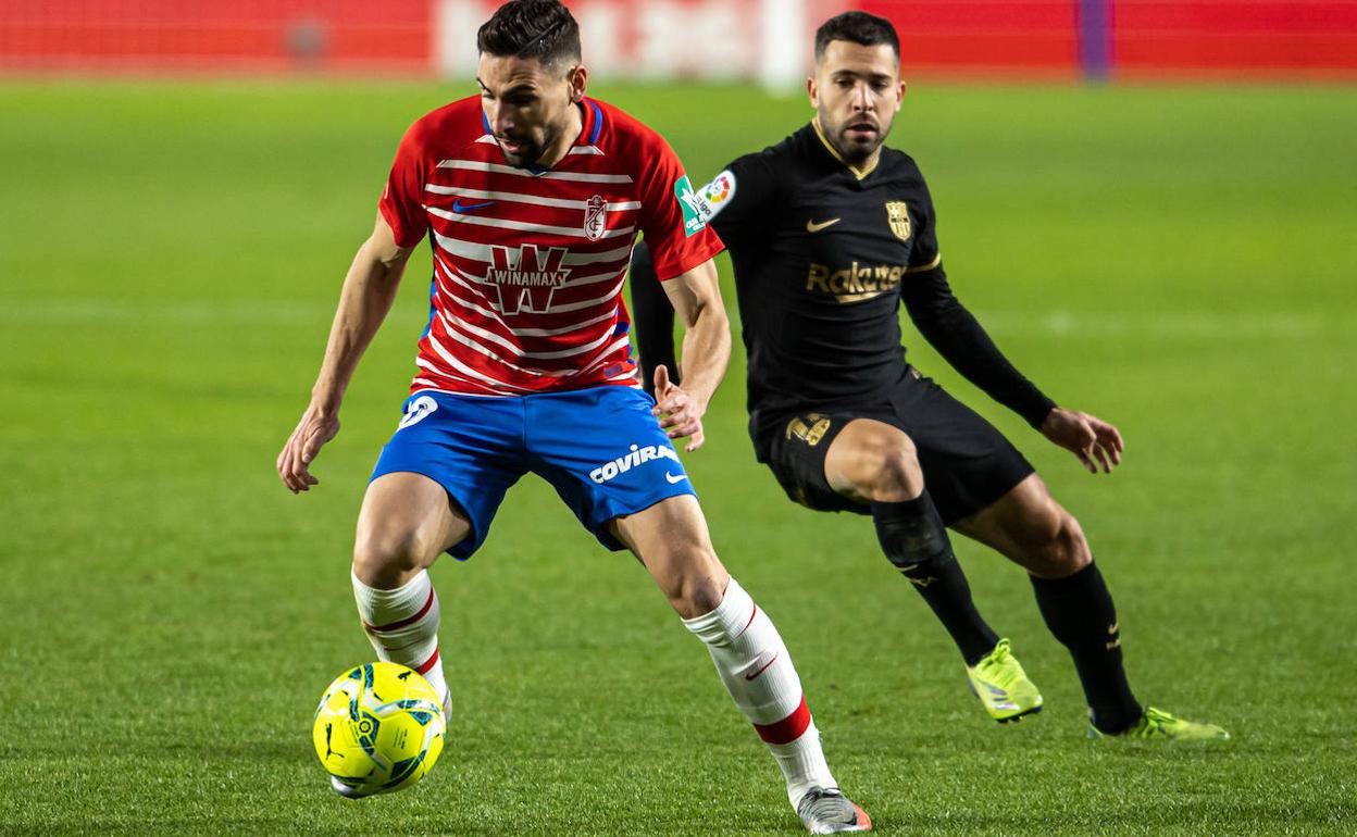 Antonio Puertas, encimado por Jordi Alba. 