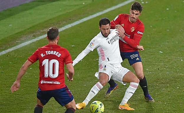 Hazard, rodeado por dos jugadores de Osasuna. 
